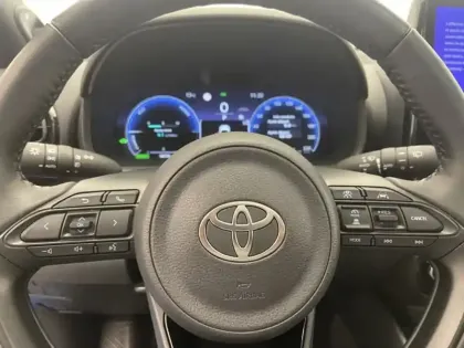 Photo 8 Toyota Yaris Hybride 130h Première