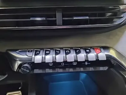 Photo 24 Peugeot 3008  Hybrid 225 e-EAT8