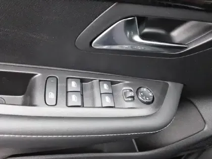 Photo 18 Peugeot 208  Hybrid 110 e-DCS6