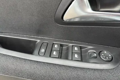 Photo 18 Peugeot 208  Hybrid 110 e-DCS6