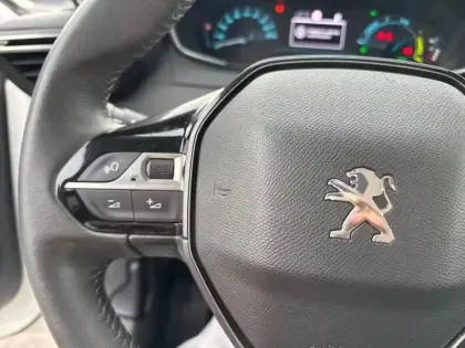 Photo 12 Peugeot 208  e- 136ch Style