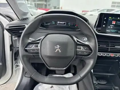 Photo 11 Peugeot 208  e- 136ch Style