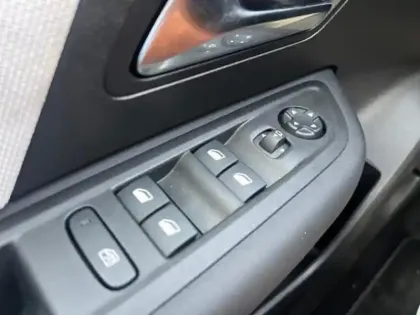 Photo 13 Citroën C4  1.2 Hybride 136ch S&S MAX Automatique