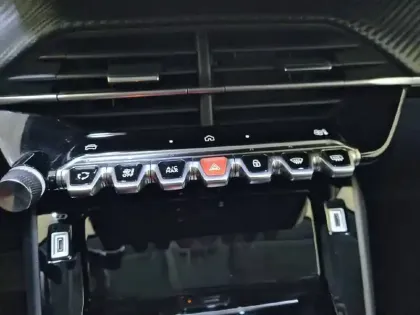 Photo 24 Peugeot 208  Hybrid 100 e-DCS6