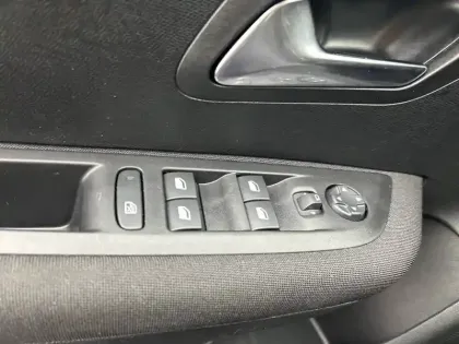 Photo 37 Peugeot 208  PureTech 75 S&S BVM5