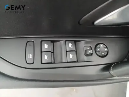 Photo 11 Peugeot 208  Electrique 50 kWh 136ch