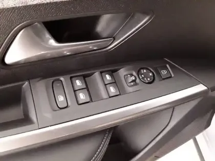 Photo 28 Peugeot 3008  Hybrid 145 e-DCS6