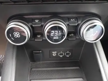 Photo 11 Renault Captur  E-Tech full hybrid 145