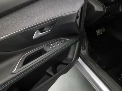 Photo 11 Peugeot 3008  Hybrid 225 e-EAT8 Allure Pack