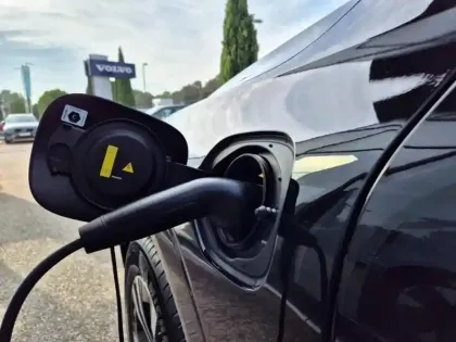 Photo 8 Volvo Xc60  T6 Hybride Rechargeable 253 + 145ch Plus Style Dark Geartronic 8 AWD