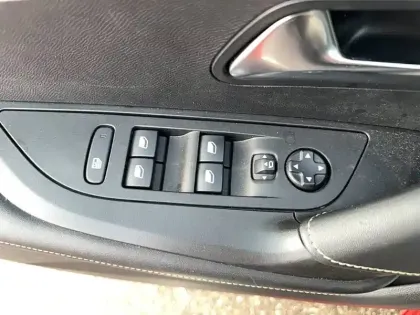 Photo 25 Peugeot 2008  BlueHDi 130 S&S EAT8