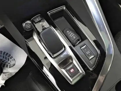 Photo 13 Peugeot 3008  Hybrid 225 e-EAT8