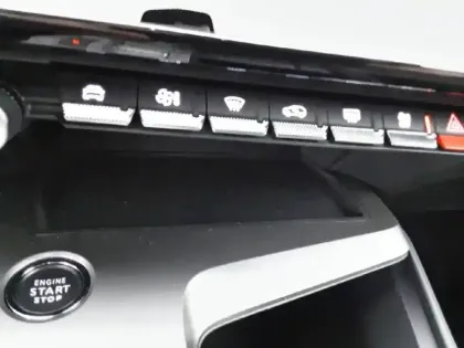 Photo 24 Peugeot 408  Hybrid 145 e-DCS6