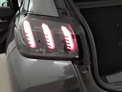 Photo 16 Peugeot 208  PureTech 100 S&S BVM6