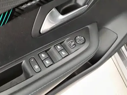 Photo 24 Peugeot 208  PureTech 100 S&S BVM6