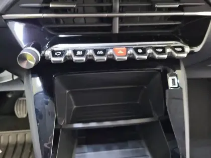 Photo 58 Peugeot 208  PureTech 75 S&S BVM5