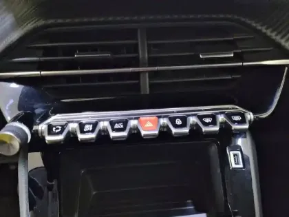 Photo 24 Peugeot 208  PureTech 75 S&S BVM5