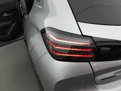 Photo 16 Peugeot 208  Hybrid 136 e-DCS6