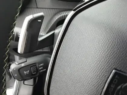 Photo 19 Peugeot 208  Hybrid 136 e-DCS6