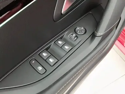 Photo 15 Peugeot 208  PureTech 100 S&S BVM6