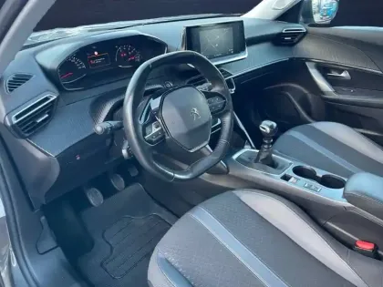 Photo 45 Peugeot 2008  PureTech 130 S&S BVM6