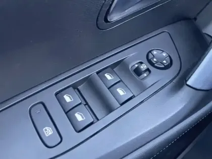 Photo 27 Peugeot 2008  PureTech 130 S&S BVM6