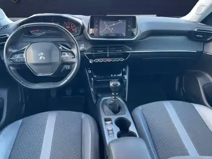 Photo 12 Peugeot 2008  PureTech 130 S&S BVM6