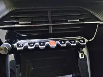 Photo 55 Peugeot 208  PureTech 75 S&S BVM5