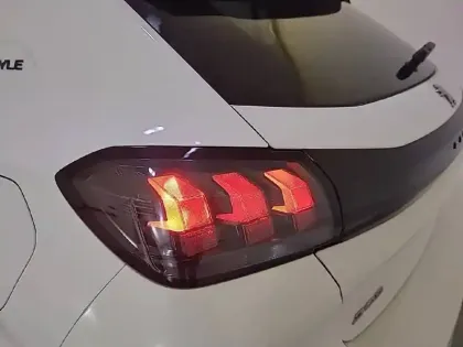 Photo 16 Peugeot 208  PureTech 75 S&S BVM5