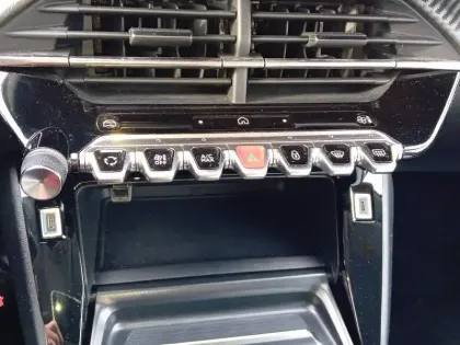 Photo 16 Peugeot 208  PureTech 100 S&S BVM6