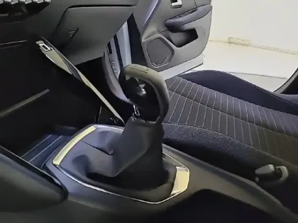 Photo 43 Peugeot 208  PureTech 75 S&S BVM5