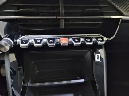 Photo 20 Peugeot 208  PureTech 75 S&S BVM5