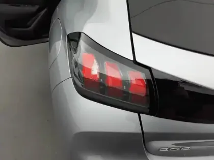 Photo 16 Peugeot 208  PureTech 100 S&S BVM6