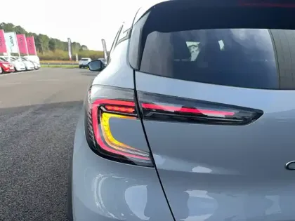 Photo 32 Renault Captur  E-Tech full hybrid 145 ch