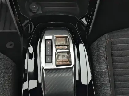 Photo 33 Peugeot 2008  Electrique 136 ch