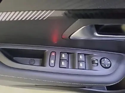 Photo 29 Peugeot 208  PureTech 100 S&S BVM6