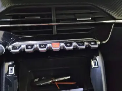 Photo 24 Peugeot 208  Electrique 50 kWh 136ch