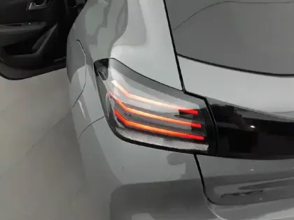 Photo 16 Peugeot 208  Hybrid 100 e-DCS6