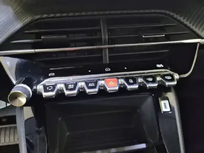 Photo 24 Peugeot 208  Hybrid 100 e-DCS6