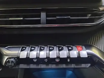 Photo 23 Peugeot 5008  Hybrid 136 e-DCS6