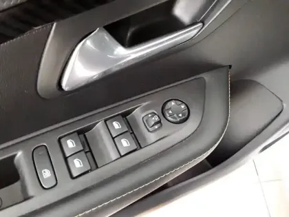 Photo 23 Peugeot 208  PureTech 100 S&S BVM6