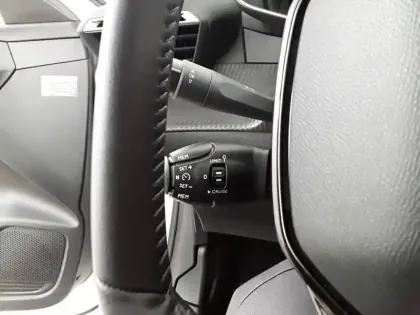 Photo 21 Peugeot 208  PureTech 100 S&S BVM6