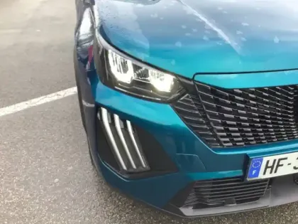 Photo 81 Peugeot 2008  Hybrid 145 e-DCS6