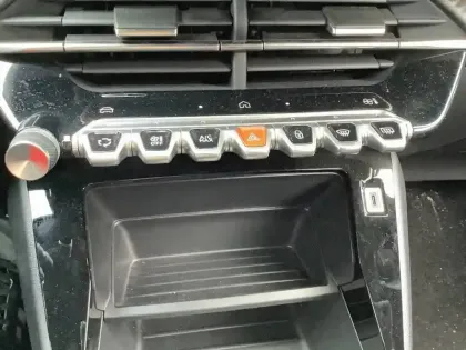 Photo 84 Peugeot 2008  Hybrid 145 e-DCS6