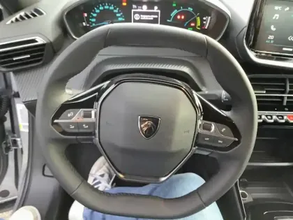 Photo 30 Peugeot 2008  Hybrid 145 e-DCS6