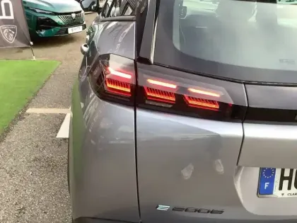 Photo 38 Peugeot 2008  Hybrid 145 e-DCS6