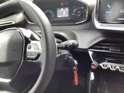 Photo 80 Peugeot 2008  Hybrid 145 e-DCS6