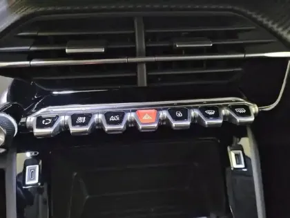 Photo 28 Peugeot 208  PureTech 100 S&S BVM6