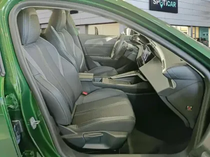 Photo 8 Peugeot 308  PHEV 180 e-EAT8 Allure Pack