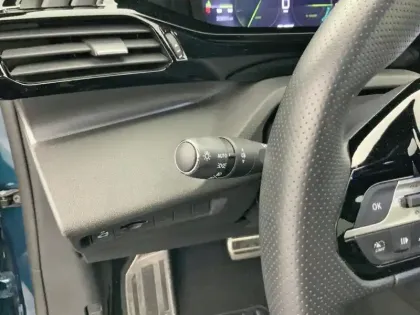 Photo 17 Peugeot 408  Hybrid 136 e-DCS6 GT